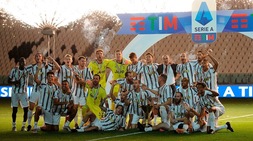 Juve, è festa grande! Cristiano Ronaldo bacia lo scudetto