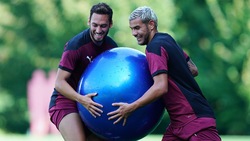 Milan, che lotta tra Calhanoglu e Theo Hernandez con il mega pallone