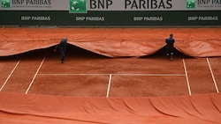 Roland Garros, spuntano i teloni sui campi: forte pioggia su Parigi