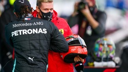 Hamilton raggiunge Schumacher, il figlio Mick gli regala un casco del papà