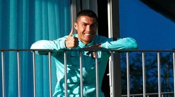 Coronavirus Ronaldo, isolamento sul balcone: sorrisi al sole