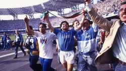 Maradona, le foto più belle del mito del calcio