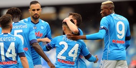 Il Napoli rischia, ma passa: 4-3 al Crotone. Ora la Juve