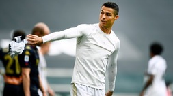 Juve-Genoa, Ronaldo si sfila la maglia e la dà al raccattapalle