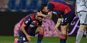 Il Verona crolla a Crotone: show di Ounas, in gol anche Messias