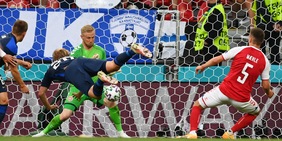 Hradecky para tutto, Pohjanpalo gol: gioia Finlandia, Danimarca ko