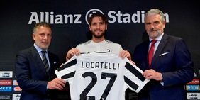Locatelli posa con la maglia numero 27 della Juve