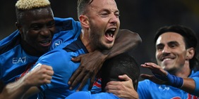 Il Napoli è uno spettacolo: Udinese demolita e vetta solitaria