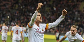 La Roma vince a Cagliari: Pellegrini, magia su punizione