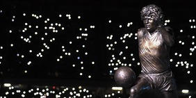 Napoli, è la notte di Maradona: la statua e lo spettacolo delle luci
