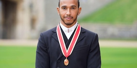 Hamilton è cavaliere: la cerimonia reale col Principe Carlo