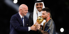 Quel Bisht del Qatar sembra tanto la Coppa inventata da Mussolini