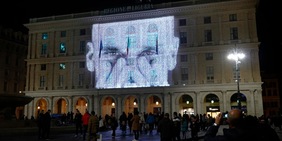 Vialli illumina Genova: le sue FOTO più belle sulla facciata del palazzo