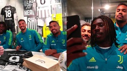 Kean, Danilo, Alex Sandro: selfie con i tifosi allo Juventus Store di Milano