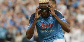 Osimhen, un rigore su due: il Napoli batte la Fiorentina