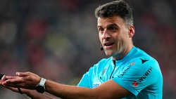 Gil Manzano, l’arbitro di Milan-Inter: la laurea e il primo rosso a Messi