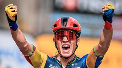 Tour de France, Pedersen vince l'8ª tappa. Vingegaard resta maglia gialla