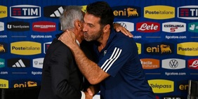 Buffon, emozione Italia: l’abbraccio con Gravina e la conferenza