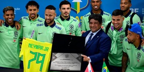 Neymar, Brasile ai suoi piedi: superato Pelè, la premiazione
