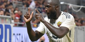 Lukaku non si ferma, che doppietta a Cagliari: poker della Roma