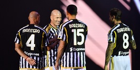 Da Del Piero a Zidane, le leggende Juve. Conte osannato dai tifosi