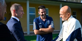 Italia, Ceferin a Coverciano: Spalletti e Buffon gli donano maglia azzurra