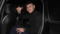 Juve, Carlos Alcaraz è arrivato a Torino: i primi sorrisi in bianconero