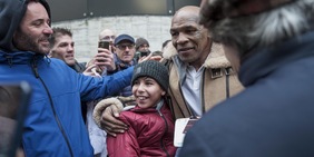Tutti pazzi per Tyson a Torino: selfie con i tifosi!