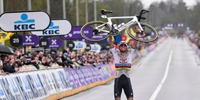 Van der Poel, il trionfo al Fiandre: bicicletta alzata al traguardo