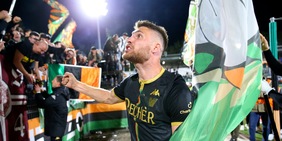 Venezia, festa sotto la curva: Cremonese ko in rimonta, il sogno Serie A continua