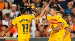 Lewandowski super doppietta: il Barcellona batte il Valencia, Flick sorride