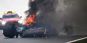 Schianto sul guard rail, riesce a scappare prima che l'auto prenda fuoco