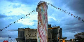 Secondo voi assomiglia a Pulcinella? Napoli, 12 metri di scultura di Pesce