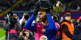 Yamal, ecco il Golden Boy: il trofeo mostrato ai tifosi del Barcellona nel prepartita