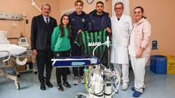 Il Sassuolo in visita al reparto di pediatria dell’ospedale della città