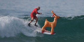 Surfing Santa, Babbi Natale in mare: i doni non vanno lontano ma i sorrisi si