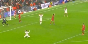 Zirkzee, l'assist della vittoria che Maguire spreca. De Ligt horror