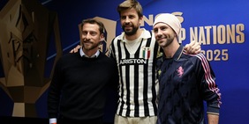 Juve, Piqué con la maglia di Platini! E all’Allianz ci sono anche Marchisio e Bonucci