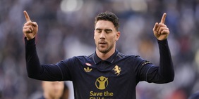 Vlahovic direttore d'orchestra: l'esultanza con i tifosi Juve è già virale