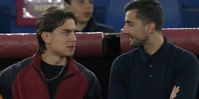 Dybala e Perin insieme prima di Roma-Juve: chiacchiere e sorrisi a bordocampo