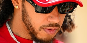 Hamilton, il nuovo look stupisce: il campione Ferrari pronto per il GP del Bahrein