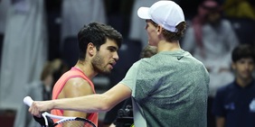 Alcaraz riabbraccia Sinner: "Ti aspetto in finale". E Navone lancia la sfida