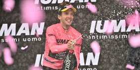 Yates, una salita da eroe: vince il Giro sulle Finestre