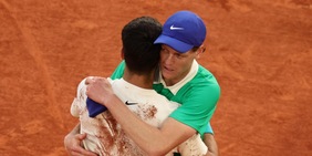 L’abbraccio tra Sinner e Alcaraz dopo il ko di Jannik nella finale del Roland Garros