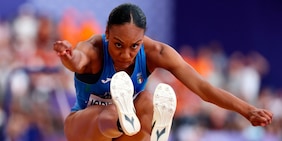 Vai Larissa, mamma è lì...