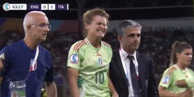 Girelli, dramma in campo: infortunio e lacrime, esce disperata durante Italia-Inghilterra