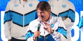 Conte, poca festa Napoli sotto la pioggia: "Acqua di buon augurio, umiltà e lavoro. Il resto cazz…"