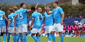 Il Napoli scopre Lucca, bene anche De Bruyne: Conte via da Dimaro con la vittoria sul Catanzaro