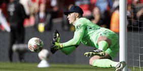 Henderson alla Benji Price: para due rigori al Liverpool grazie alla... borraccia