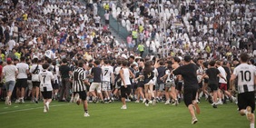 Identità Juve, lo Stadium è una festa: l'invasione e l'abbraccio dei tifosi